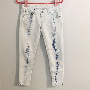 White and blue acid washed jeans
